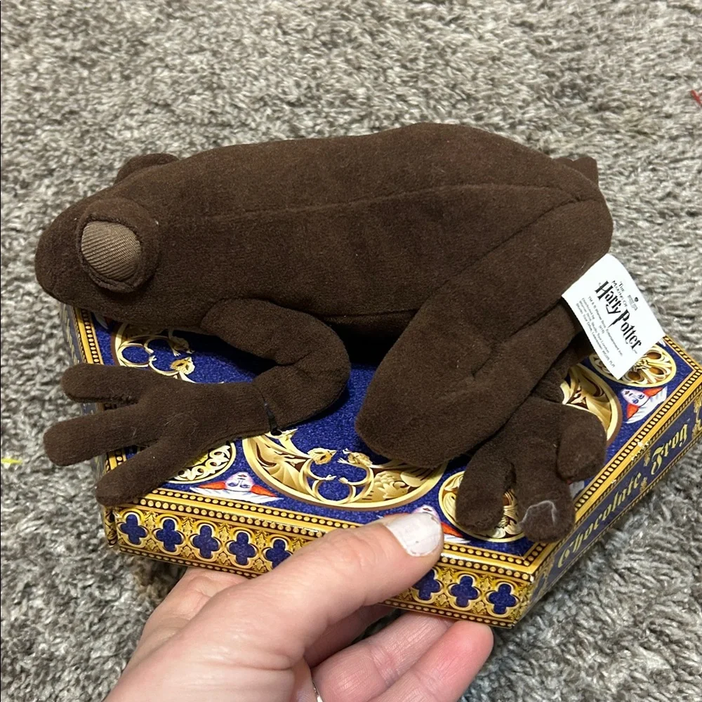 Harry Potter Chocolate Frog Plush w/ Collectible Box – Universal Studios - Picture 4 of 4